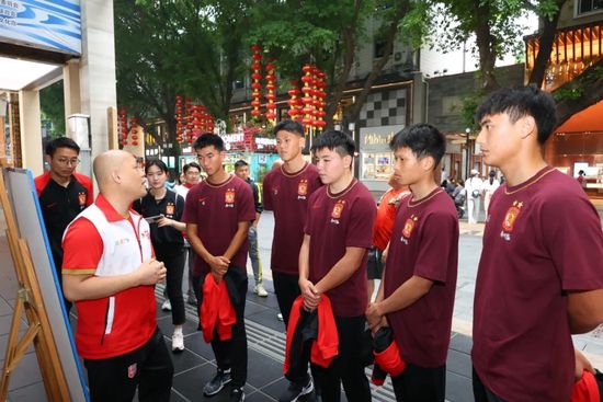 刚从英国留学回家的花颖（永濑廉），被奉告本身成了乌丸家第27代家主，还被放置了新的执事衣更月（清原翔）。花颖没法接管父亲的决议，同心专心只念着曾十分赐顾帮衬本身的老执事凤，可是凤却跟从父亲往往了欧洲。花颖却只能面临实际，在历经重重患难，他们终究一路识破了针对乌丸家的一桩诡计，花颖与衣更月一点一滴成立起牢不成破的关系……@追新番原创翻译